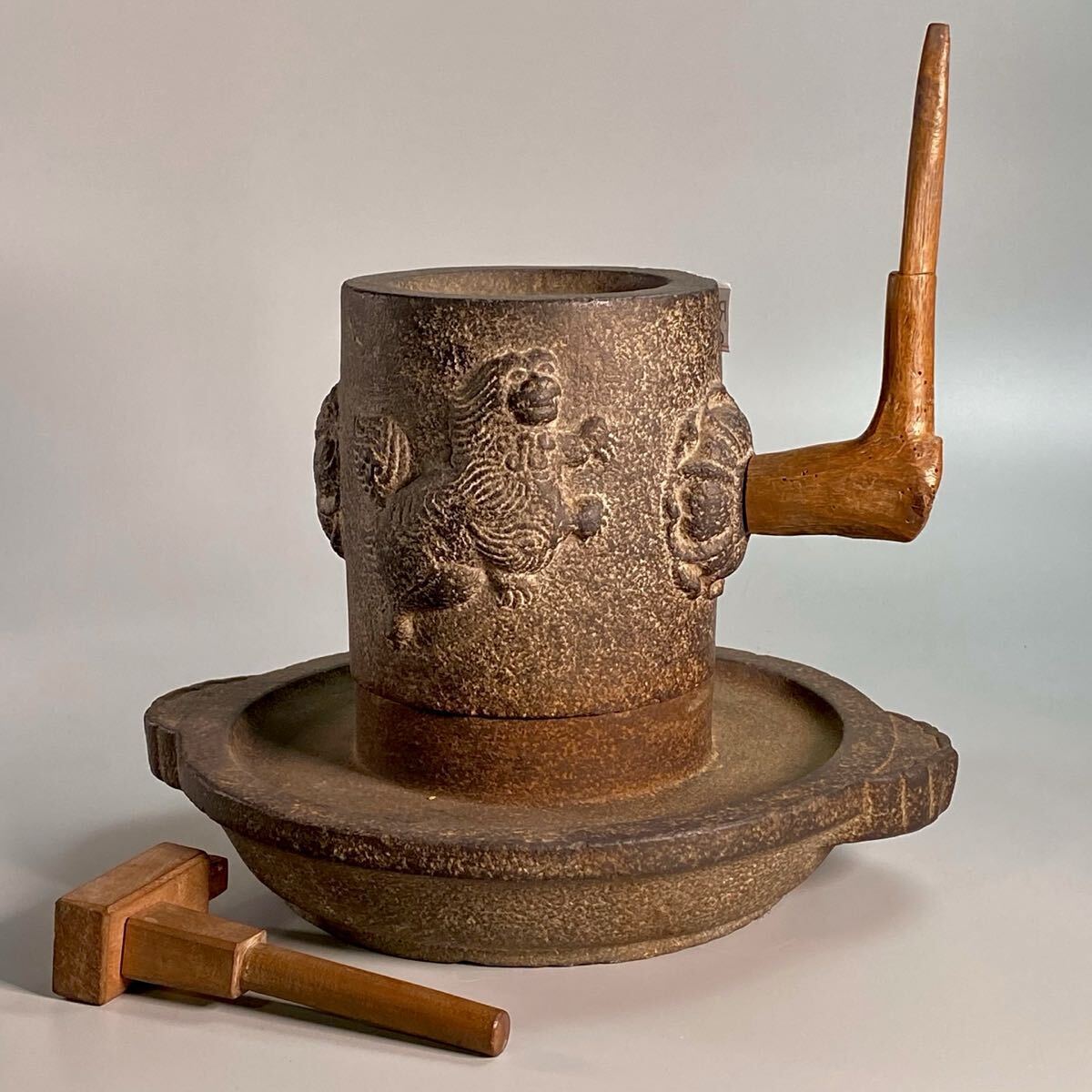 。猫夢◆2 空海 唐代 徳宗皇帝拝受品 奈良県仏隆寺所蔵 「黄金の茶臼」同手 古石臼 茶臼 麒麟牡丹彫刻 34cm 17.7kg 唐物 骨董 [R222]QUR