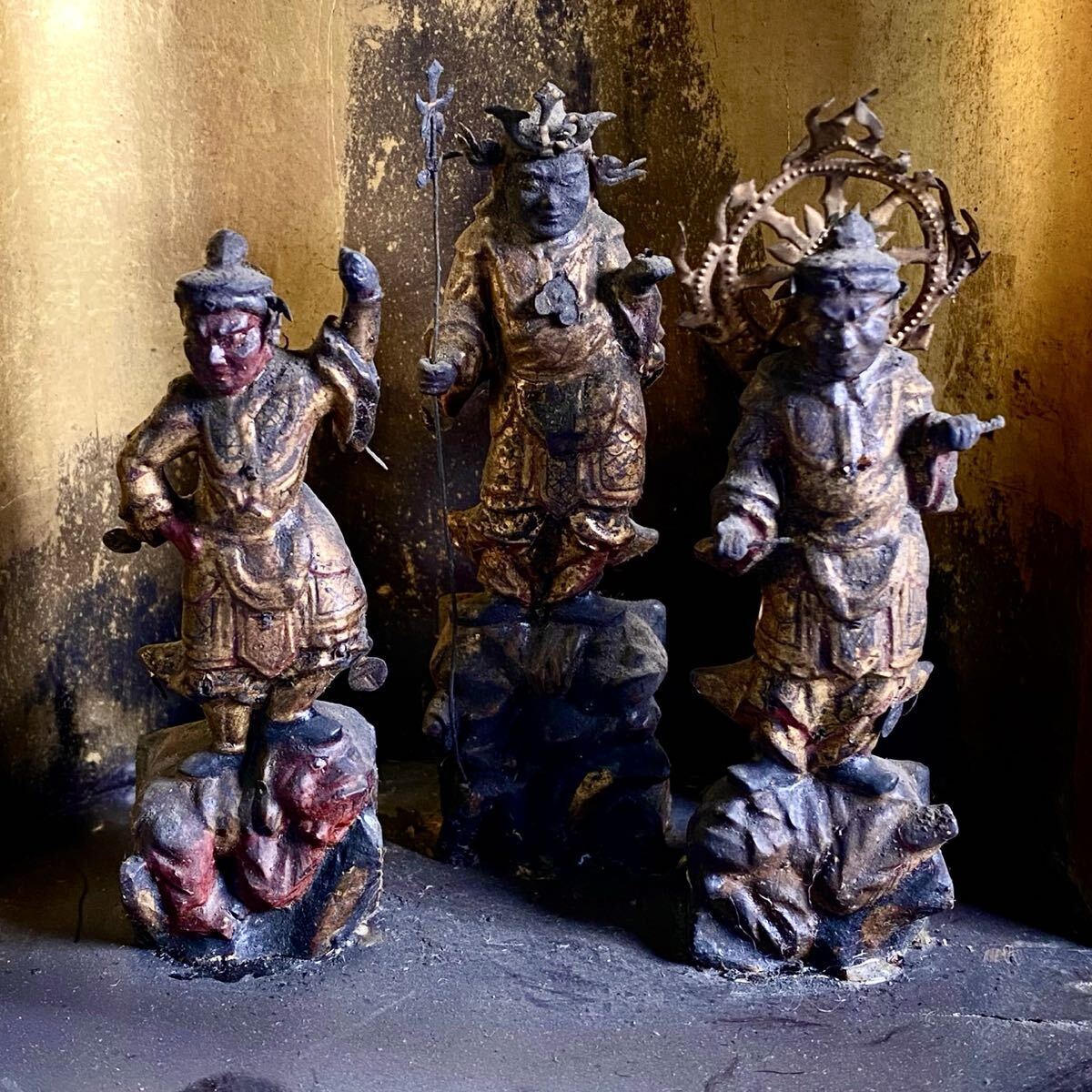 。猫夢◆ 仏教美術 厨子入 木彫 彩色 三尊仏 22.5cm 時代物 仏像唐物骨董 [R187]TV