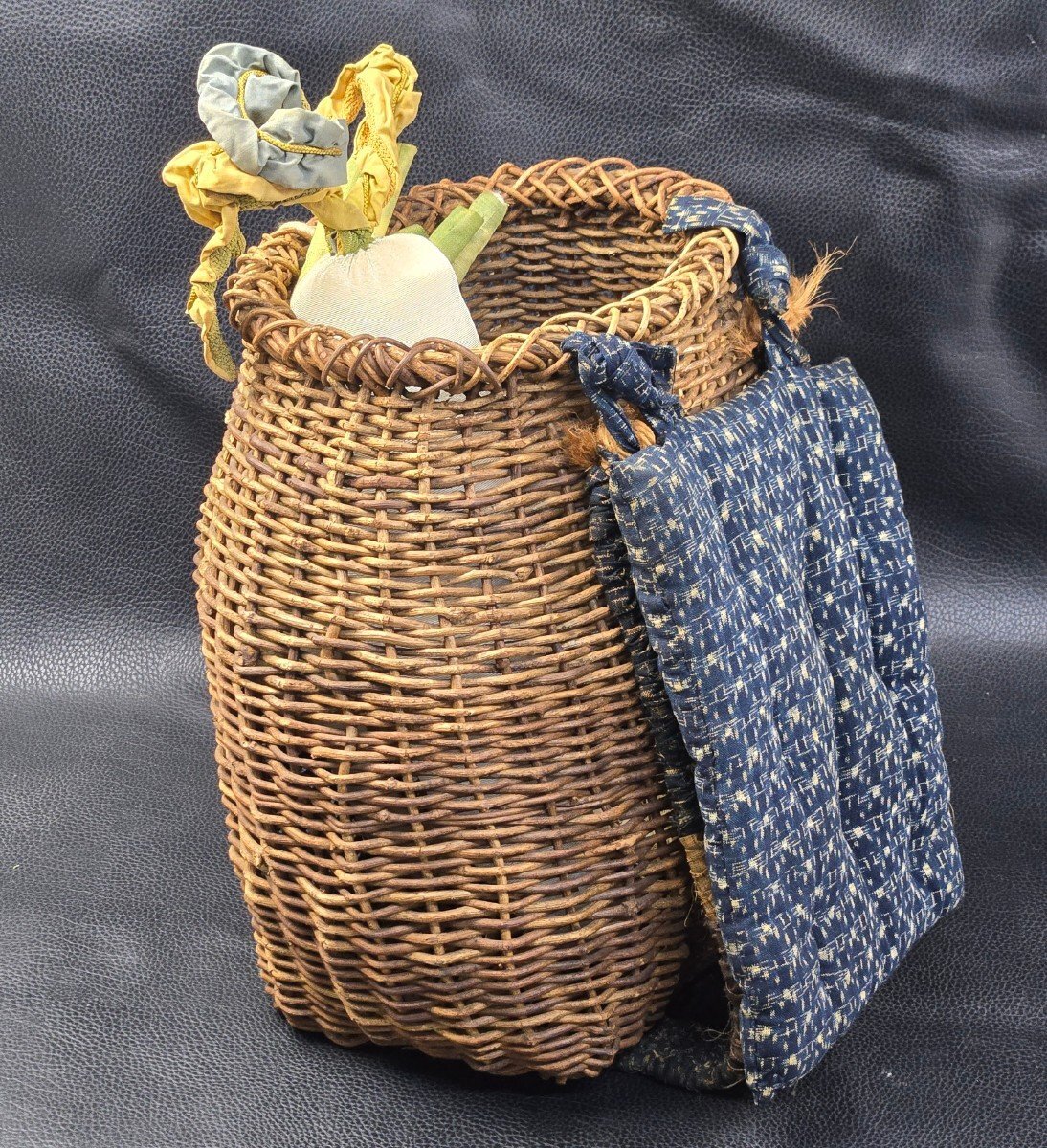 あけび 背負子 ねぎと大根の布細工つき 背負い籠 しょいこ かご ちりめん 布玩具 工芸品 伝統工芸 和風 古民具 インテリア アンティーク