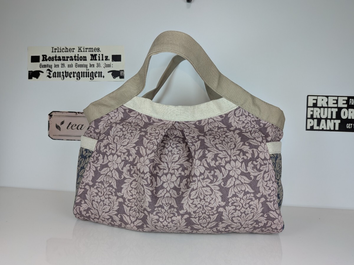 31♪グラニーバッグ★ランチボックス、ペットボトルも入ります★布の軽いバッグ★花模様★コットンリネン★タック使いで巾広のマチ
