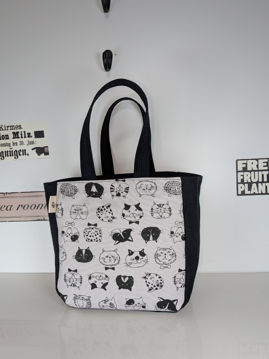 18♪マチ広めのワンマイルバッグ★ニャジラ　渋めのにゃんこ★ランチボックスやペットボトルが入ります★布の軽いバッグモノトーン
