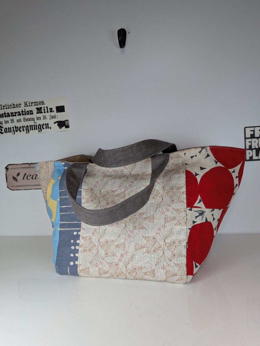 27♪底マチ広めのトートバッグ★ランチボックス、ペットボトルも入ります★布の軽いバッグ★デニムとあわせて★キューブ　正方形の形