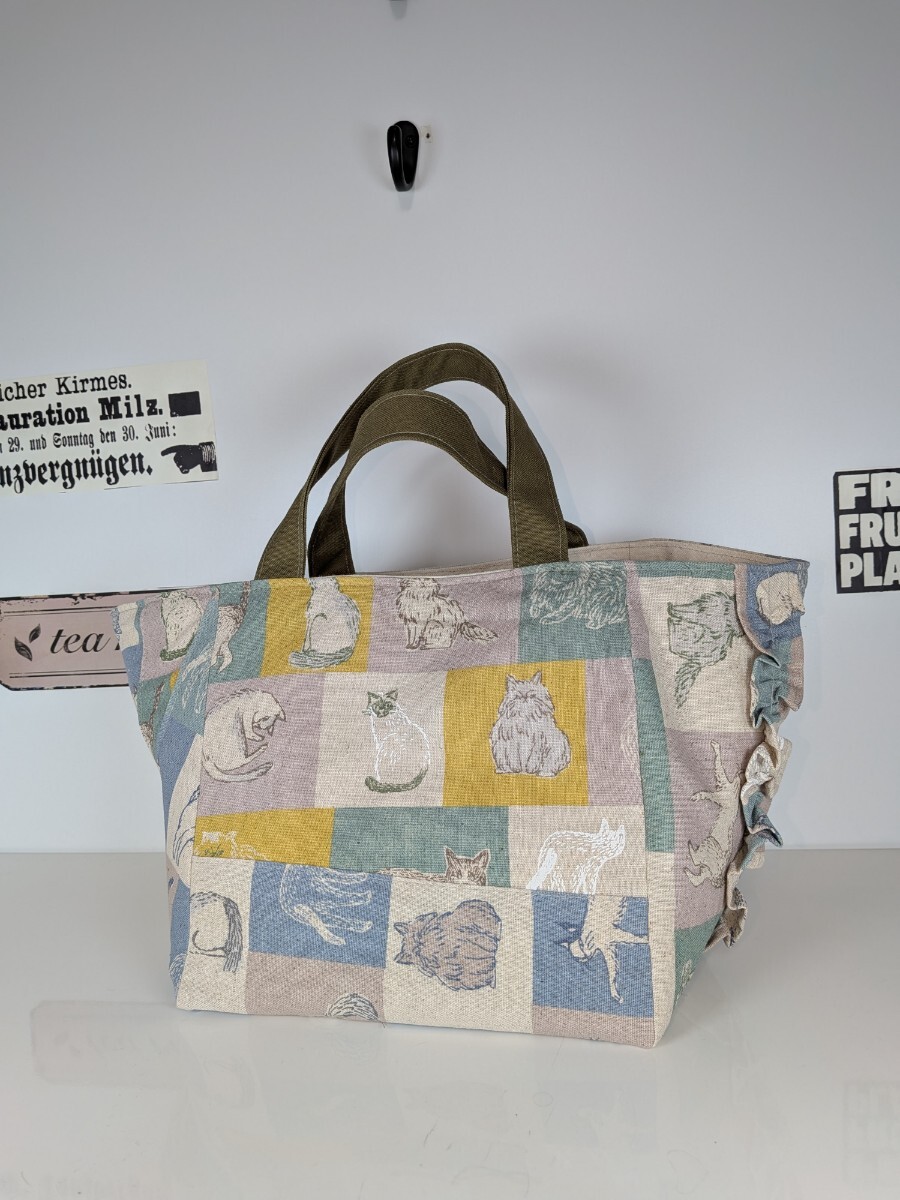 28♪底マチ広めのトートバッグ★ランチボックス、ペットボトルも入ります★布の軽いバッグ★帆布とあわせて★キューブ　正方形の形