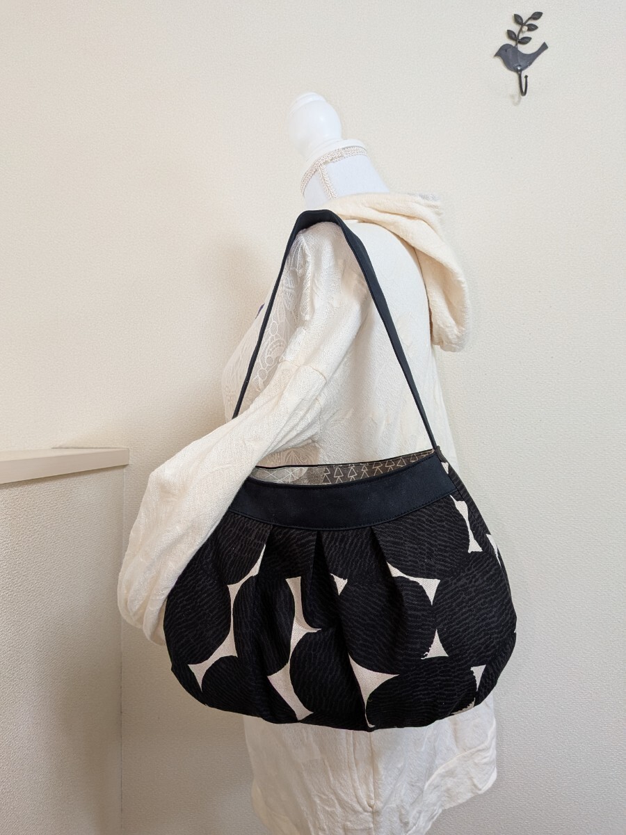 30♪タック入りのショルダーバッグ★布の軽いバッグ★小脇にかかえる収まりの良いバッグ★大きめの水玉模様★落ち着いた色目