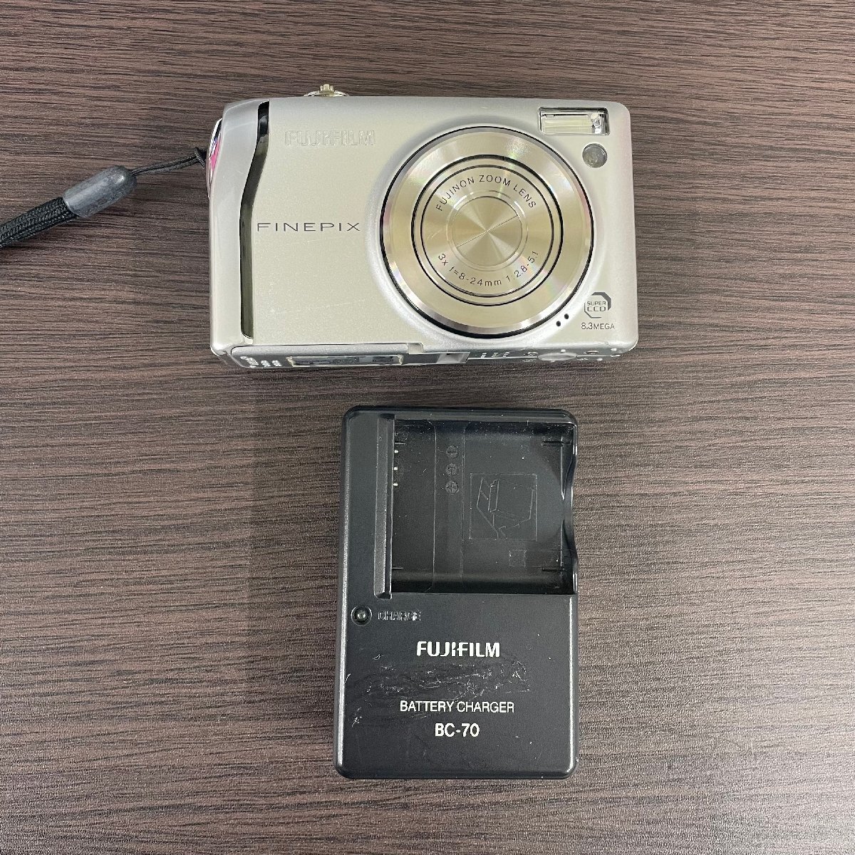 ★【通電確認済】FUJIFILM FinePix F40fd コンパクトデジタルカメラ デジカメ 充電器 富士フィルム 現状品