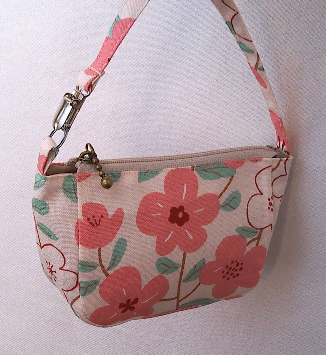 ★クリップ持ち手のポーチ★生成り系ピンク花葉っぱ