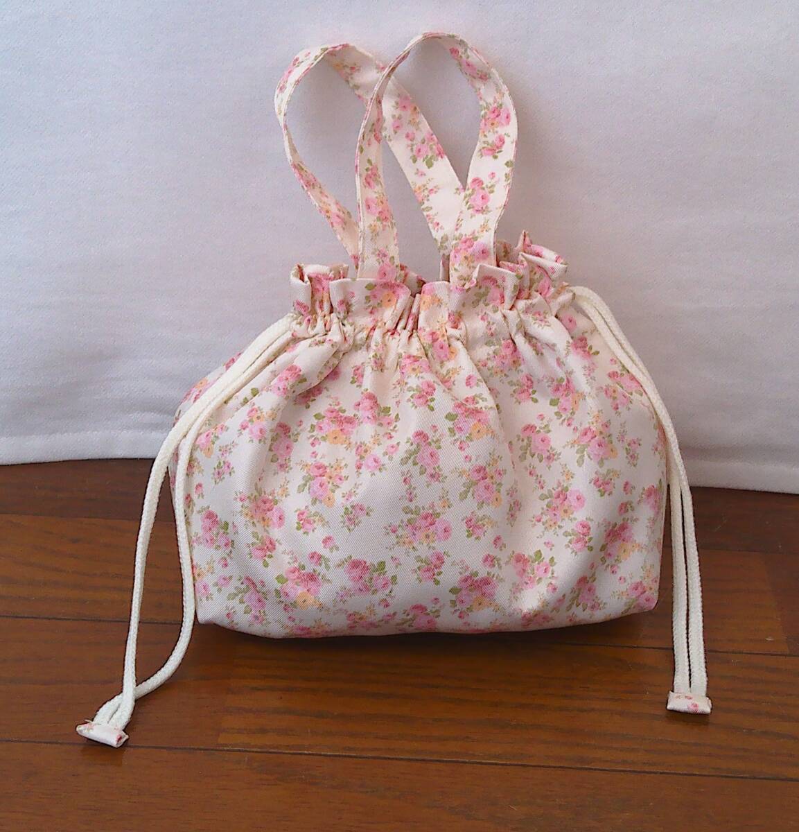 ★巾着トート★ポリ光沢アイボリー地ピンク系小バラ