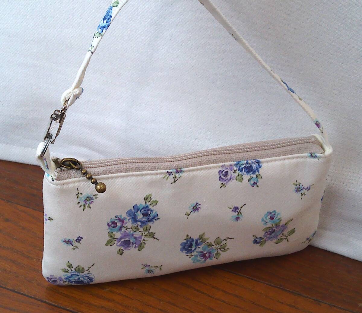 ★横型スマホケース・クリップ付き★オフ白地ブルーパープルバラ葉っぱ