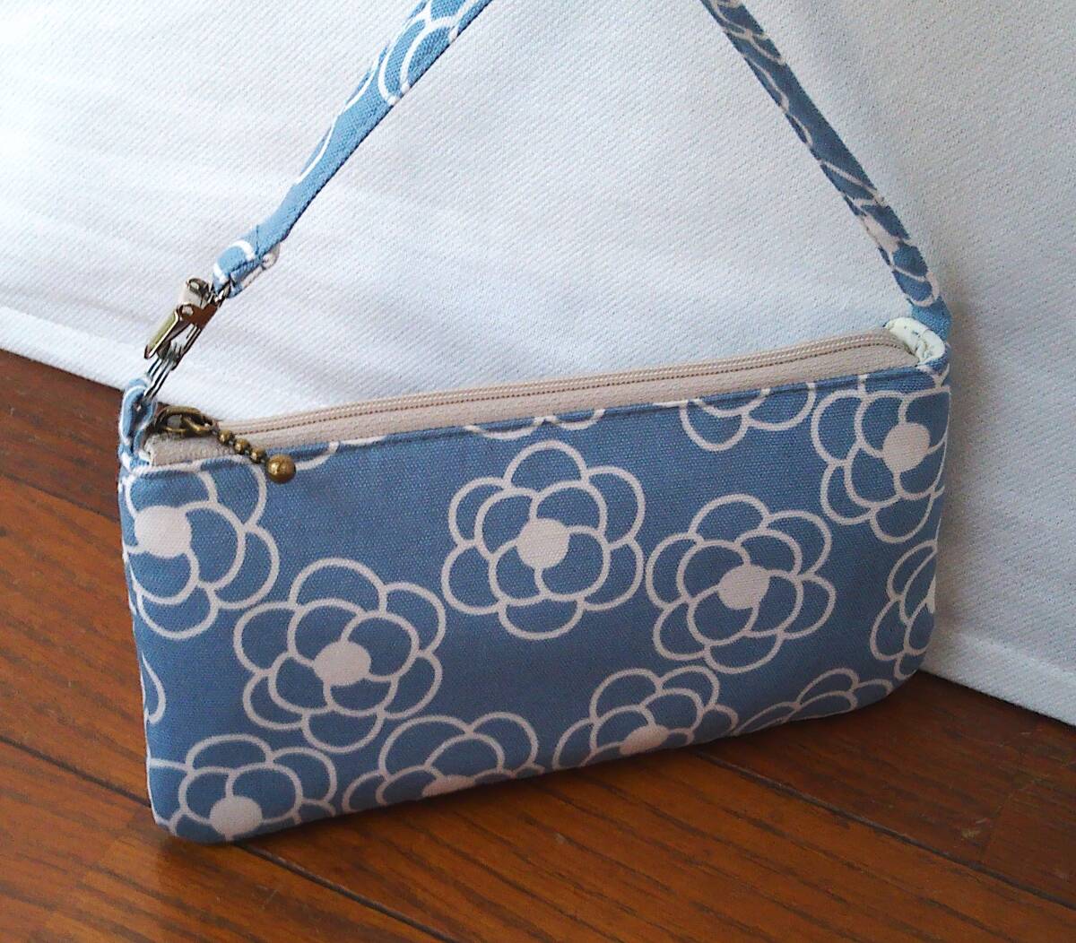 ★横型スマホケース・クリップ付き★ダークブルー地白多花