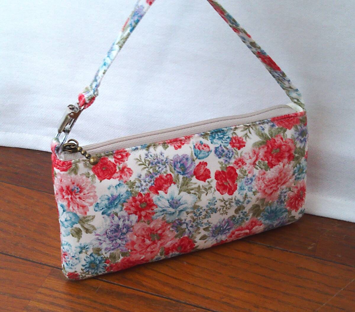 ★横型スマホケース・クリップ付き★オフ白地赤ブルー系花葉っぱ