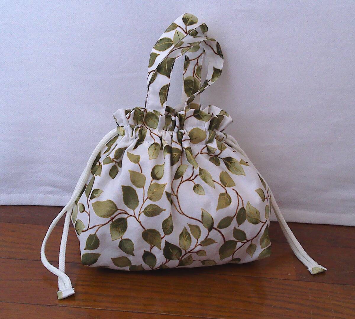 ★巾着トート★白地グリーンゴールド葉っぱ