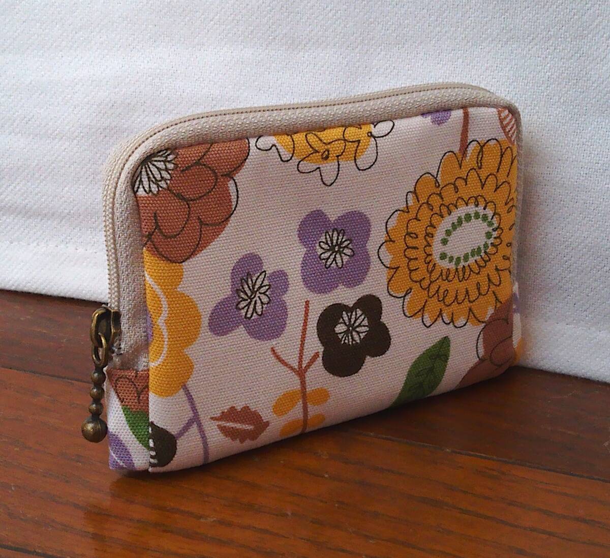 ★ファスナーカードケース★オフ白地イエローパープル茶系花葉っぱ