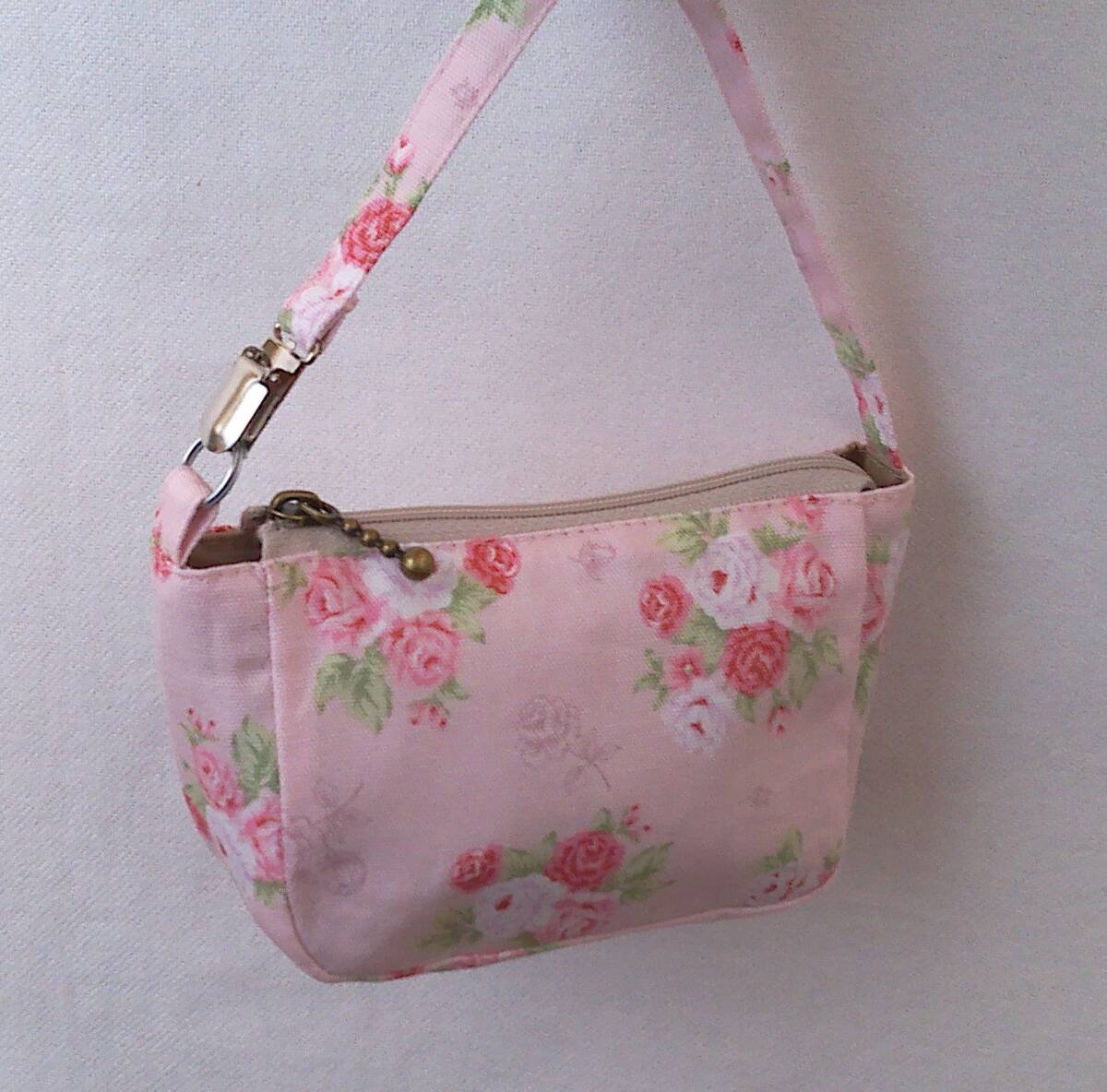 ★クリップ持ち手のポーチ★薄ピンク地ピンクバラ葉っぱ