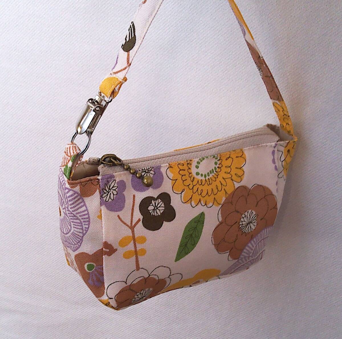 ★クリップ持ち手のポーチ★オフ白地イエローパープル茶系花葉っぱ