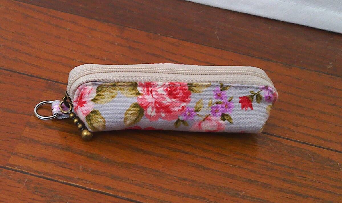 ★仕分けできるコインケース★グレー地赤ピンク系バラ花葉っぱ