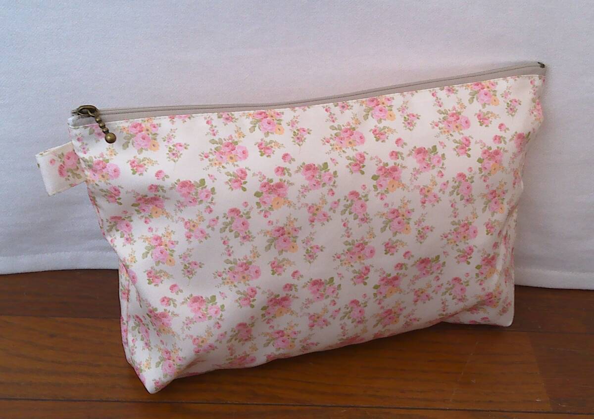 ★収納ケース・トラベルにも★ポリ光沢アイボリー地ピンク系小バラ