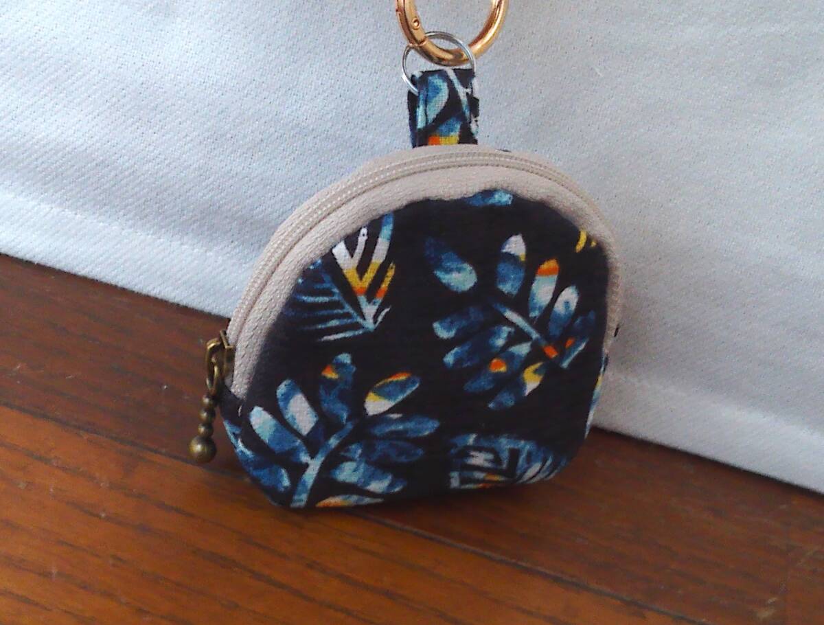 ★ミニポーチ・カラビナ付き★紺織り地ブルーオレンジぼかし風葉っぱ