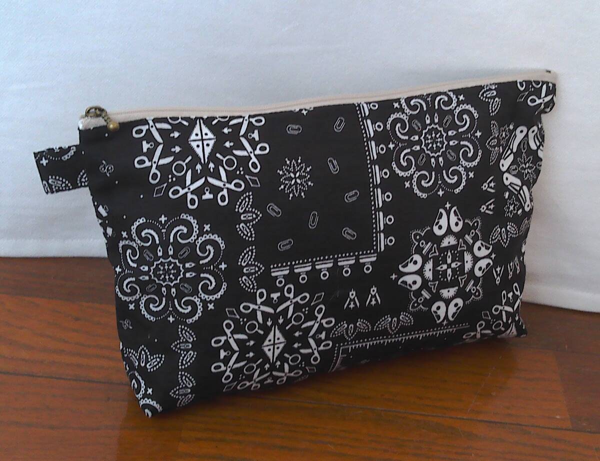 ★収納ケース・トラベルにも★黒地文房具バンダナ柄