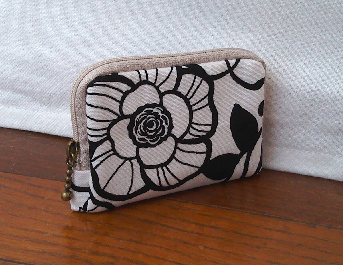 ★ファスナーカードケース★白地黒大花