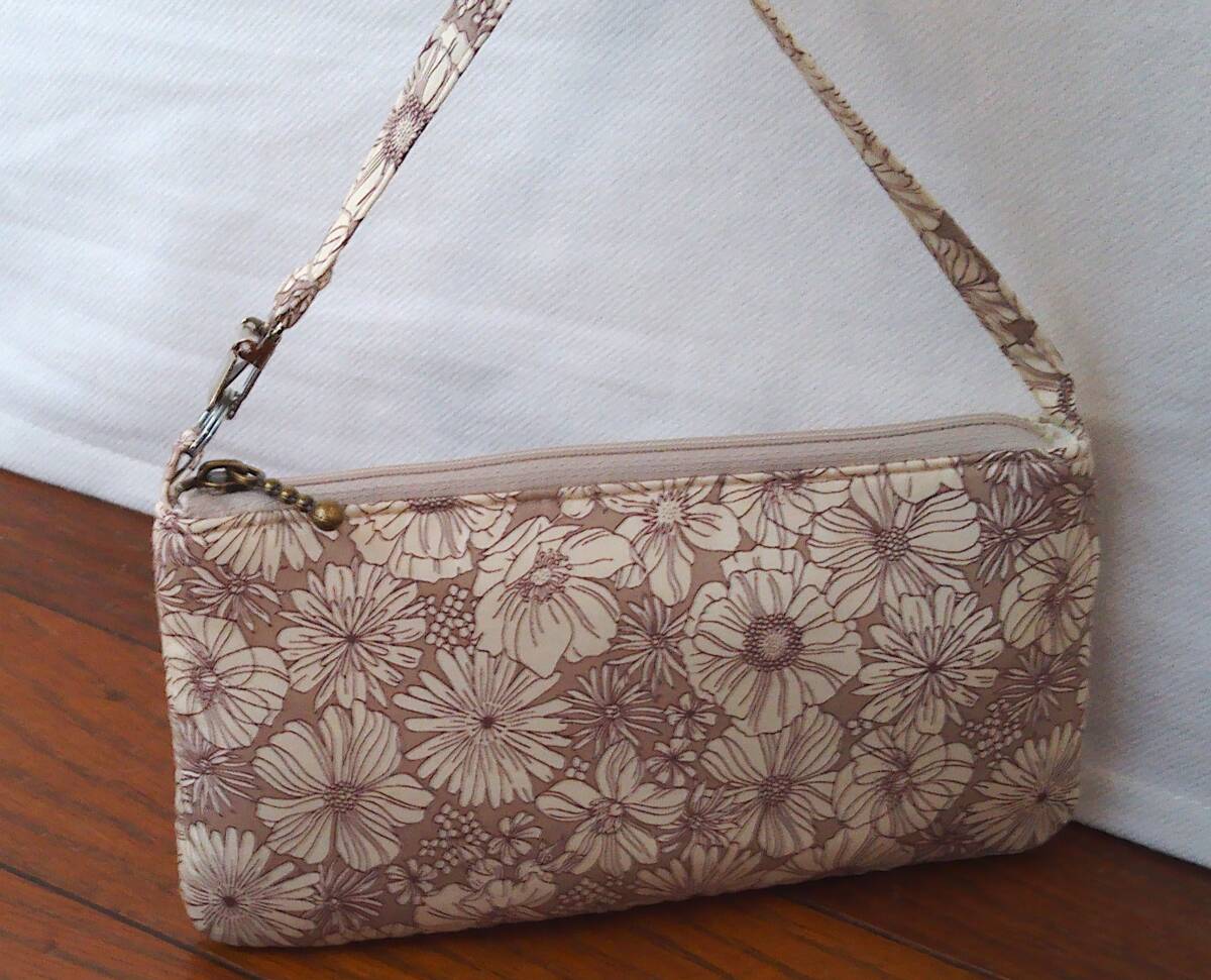 ★横型スマホケース・クリップ付き★グレーベージュ地エンジ系多花