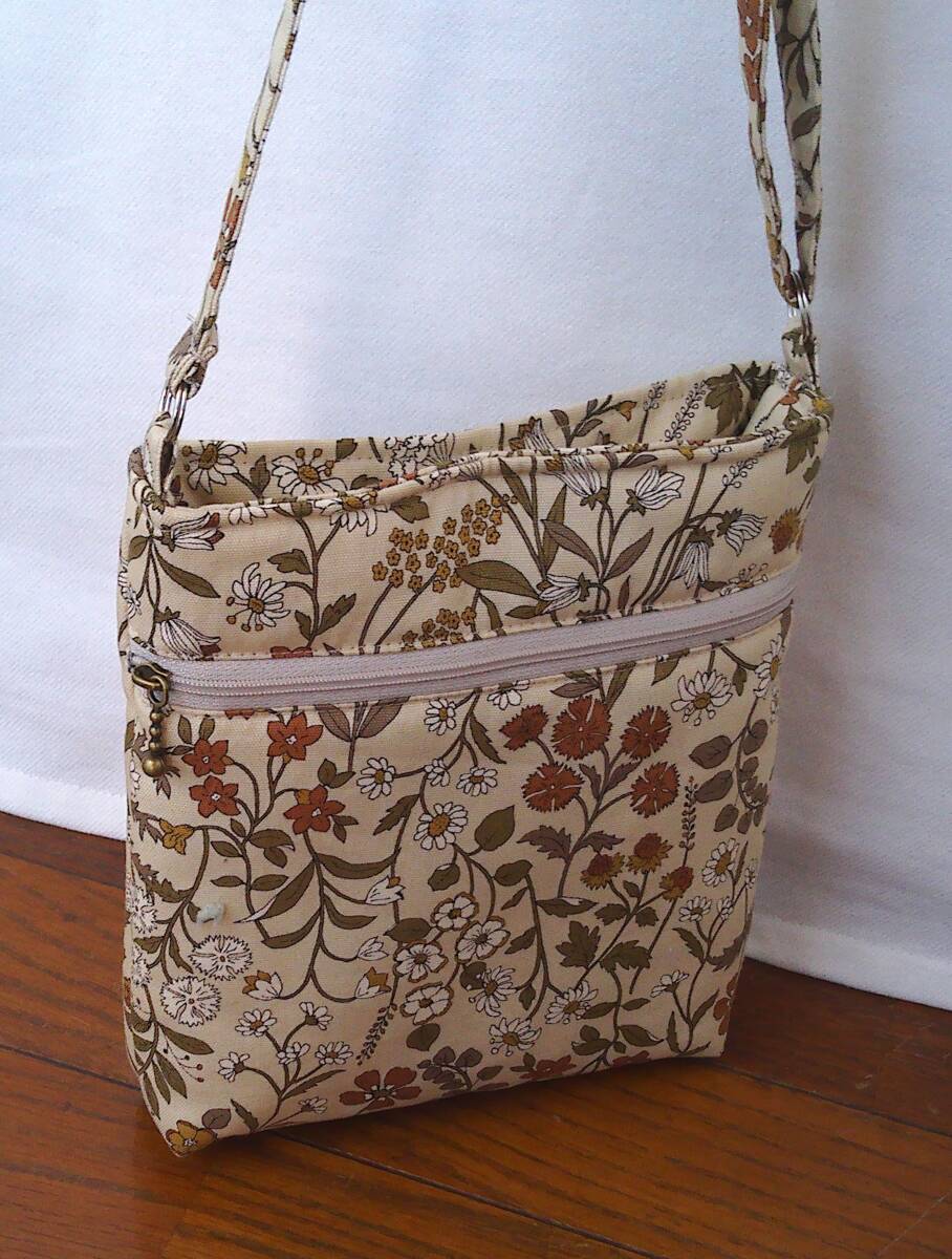 ★縦長ショルダー★薄ダークグリーン地茶ベージュ花葉っぱ