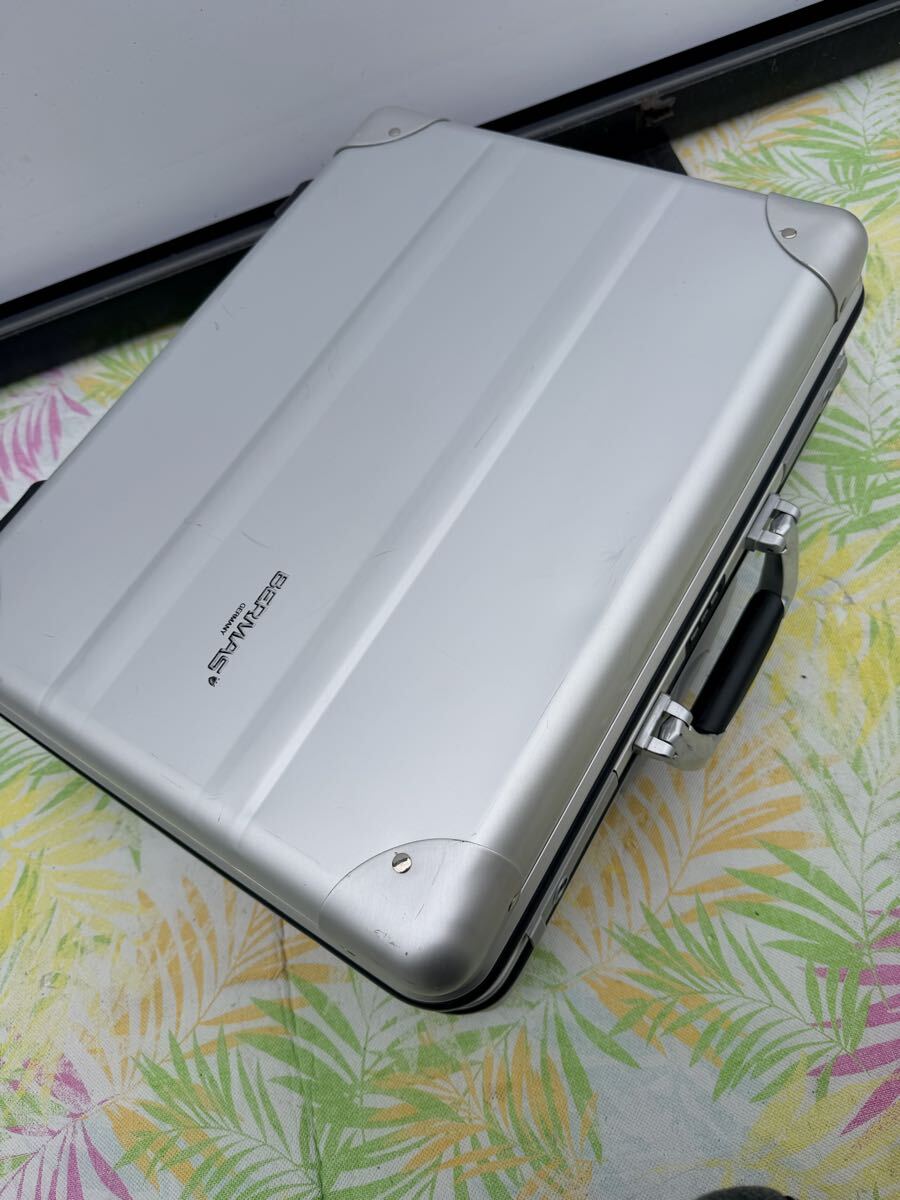 アタッシュケース　BERMAS バーマス　 アルミ ハードケース ビジネスバッグ シルバー