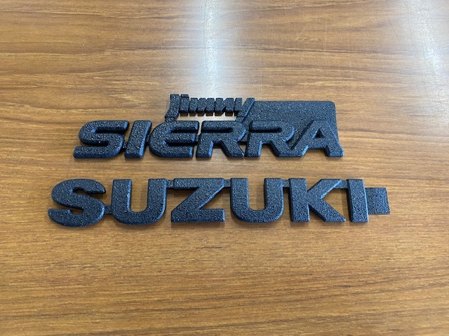 ジムニーシエラJB74エンブレム２点セット 「スズキ」 「ジムニーシエラ」エンブレム　本物ラプターライナー塗装　ガレージメカニック製