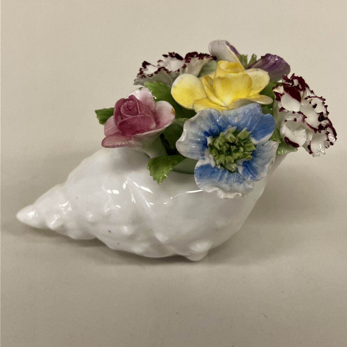 U010-HR2-783 Royal Doulton ロイヤルドルトン 貝殻型花瓶 陶器 置物 最長部約8cm 高さ約6cm HA