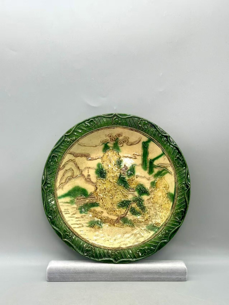綠釉亭台山水紋 皿 大皿　浮彫 飾り皿 古陶瓷 染付　九谷焼 時代物 アンティーク 美術品　陶芸工芸品　径約25cm 飾皿