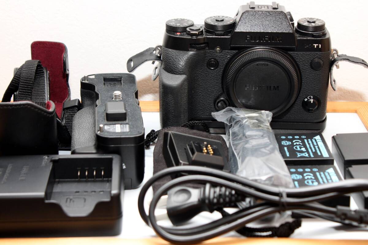FUJIFILM X-T1 ボディ 付属品多数 縦グリVG-XT1 レザーケースMHG-XT グリップBLC-XT1 富士フイルム 中古