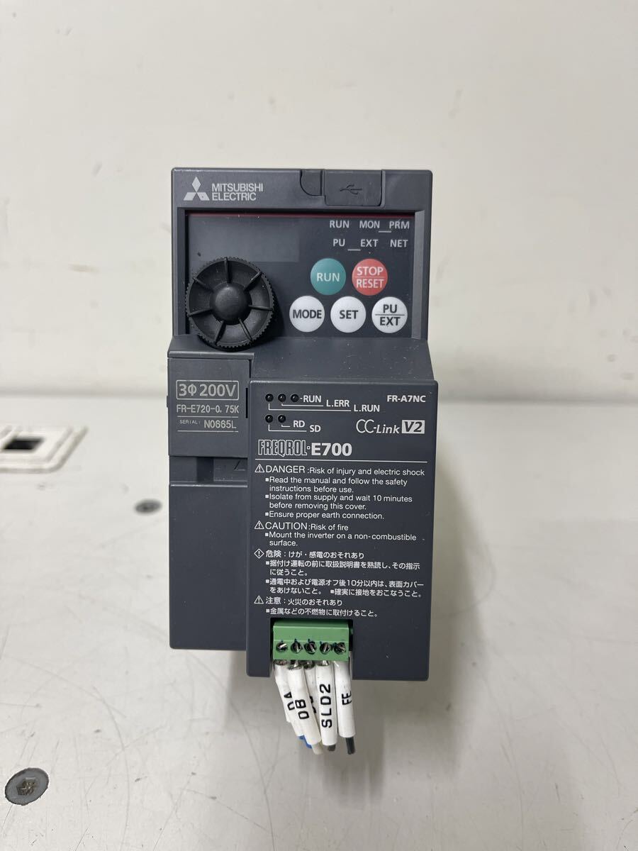 D621 FR-E720-0.75K (FR-A7NC付属) インバータ 三菱電機 インバーター