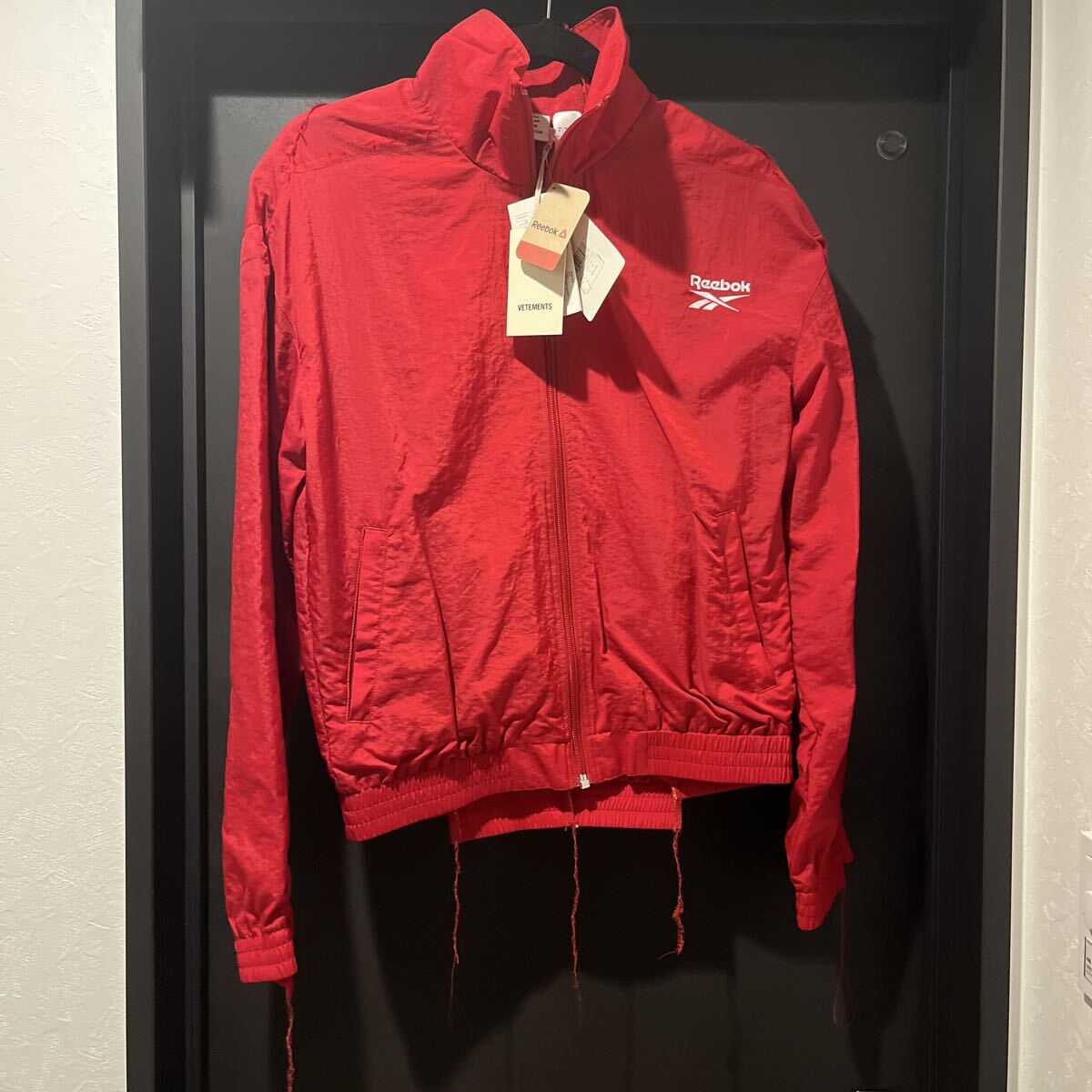 [新品タグ付き]VETEMENTS × Reebok 再構築トラックジャケット(検:BALENCIAGA パーカー デニム バッグ シャツ パンツ キャップ ダウン)