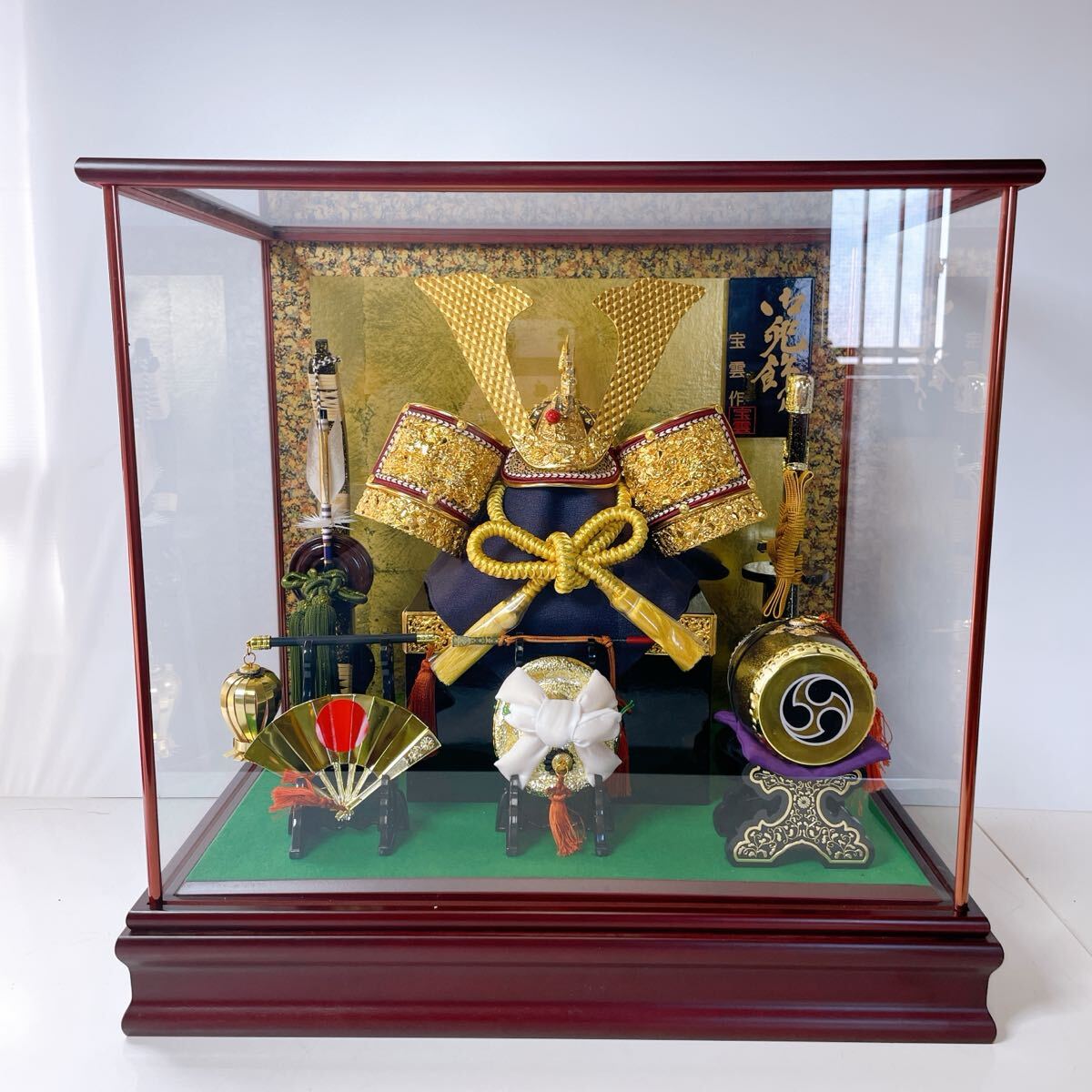 235(中古) 兜飾り 兜 インテリア ガラスケース付 置物 ガラスケース入り 飾り こどもの日 厄除け 現状品