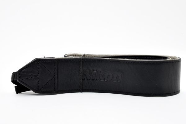RU794★ニコン Nikon D600 レザー ストラップ 黒色(ブラック) 革 型押し文字