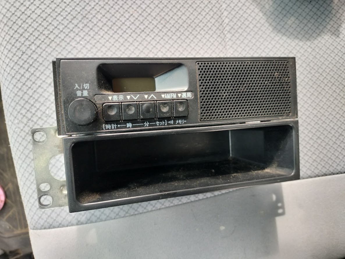 レター600円発送!ダイハツ純正　ハイゼットカーゴ　S330V S331V S321V S320V　スピーカー内蔵FM/AMラジオ　取付金具 1DIN小物入れつき