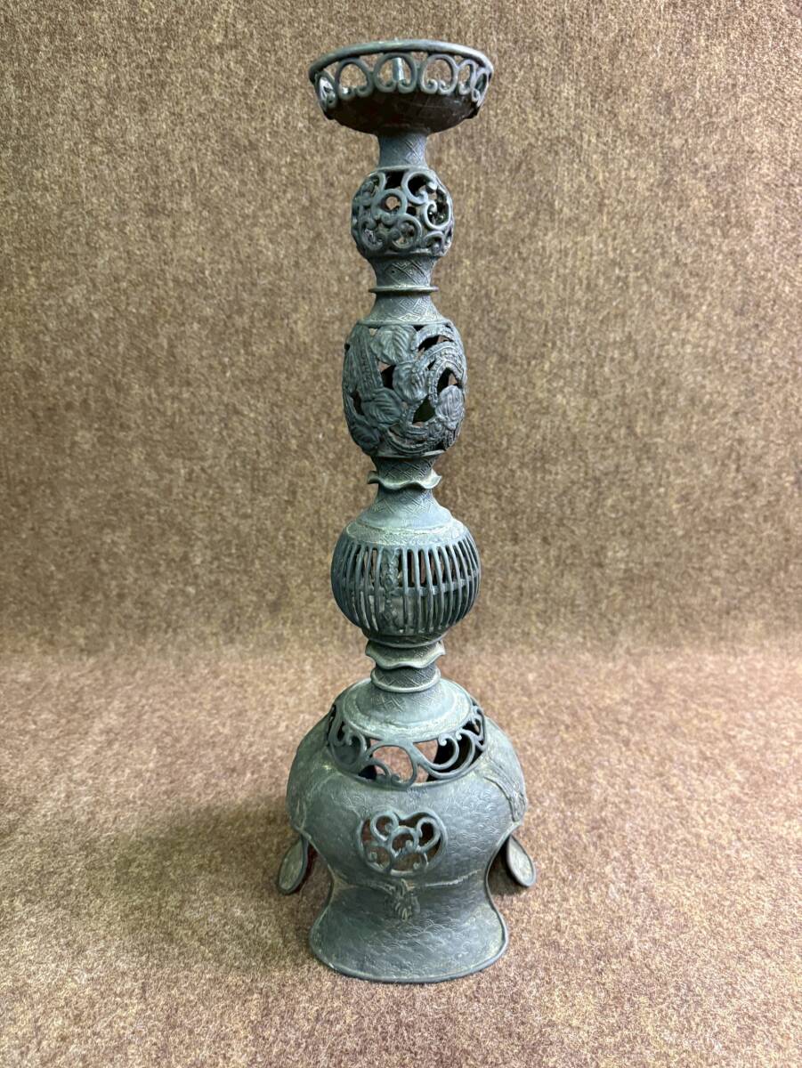 100 2F奥右 MR080307-1／燭台 大型 46.5cm 細密彫 極細工 金属 蝋燭立て ろうそく ロウソク 仏具 彫刻 透かし彫り 火立 仏教美術 寺院 火燈
