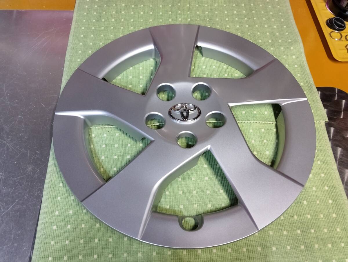 外装良好なTOYOTAトヨタＺＶＷ３０系 プリウス純正品/１５インチ ホイールキャップ１枚（中古品）１シーズン使用短PRIUS
