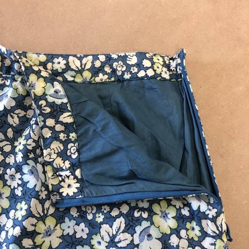 ローラアシュレイ Laura Ashley スカート 小花柄 フレア ギャザー 裏地付き 組成表示タグなし 白 くすみブルー系 9サイズ 984991