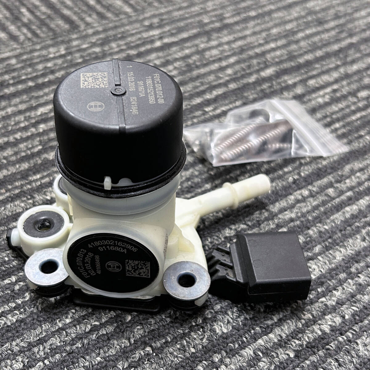 VW　ゴルフ 7など　純正　ボッシュ　アドブルー　デリバリー ポンプ F01C 250 148、F01C 070 013、F01C 070 012-00