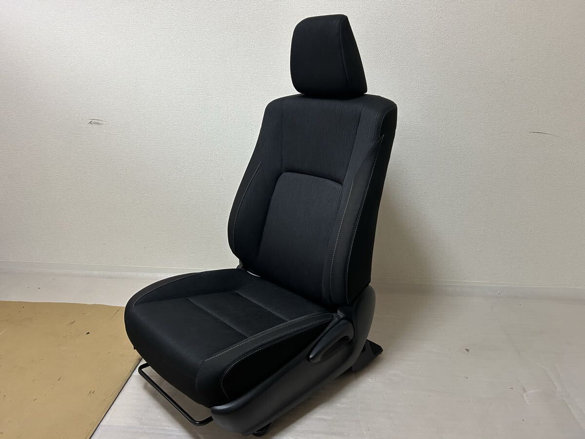 シート 左 GUN125 ハイラックス 71003-0K390-21 トヨタ 純正 GU26-038