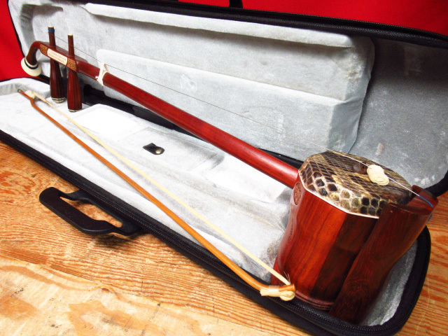 蘇州二胡 胡弓 紅木 蛇皮 楕円型窓 花窓 李残陽精制 弓 ハードケース 付き 弦楽器 民族楽器 管理8k0309E-H10