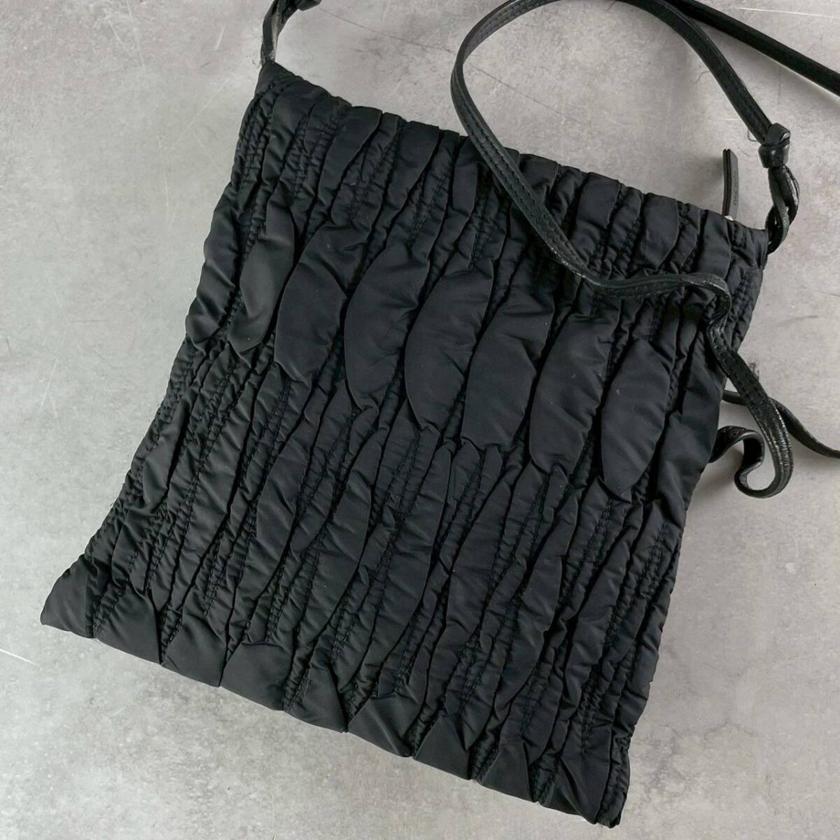 【美品/激レア】THE ROW ザロウ Medicine Pouch メディスン ポーチ ナイロン ギャザー キルティングショルダーバッグ 斜め掛け ブラック