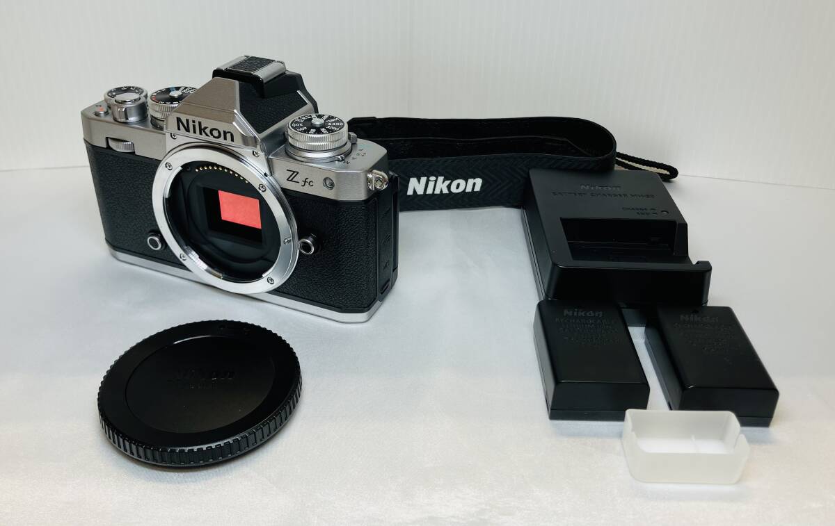 〇 Nikon ニコン Z fc シルバー デジタル ミラーレス 一眼カメラ 5点セット Zfc本体/純正バッテリー2個/純正チャージャー/カメラストラップ