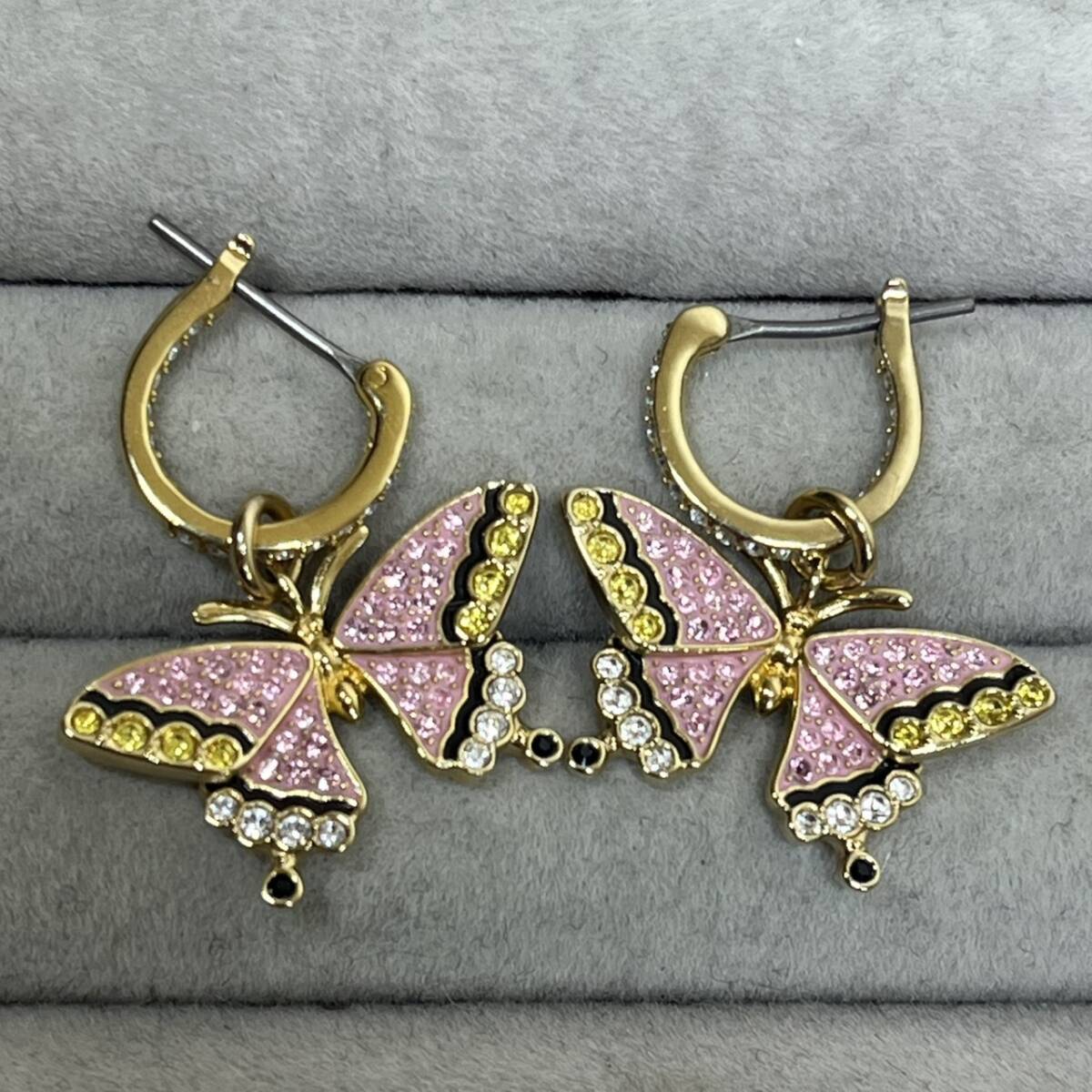 ●【MH-2586】中古美品 SWAROVSKI スワロフスキー idyllia イディリア 蝶 バタフライモチーフ ピアス アクセサリー【レタパ可】