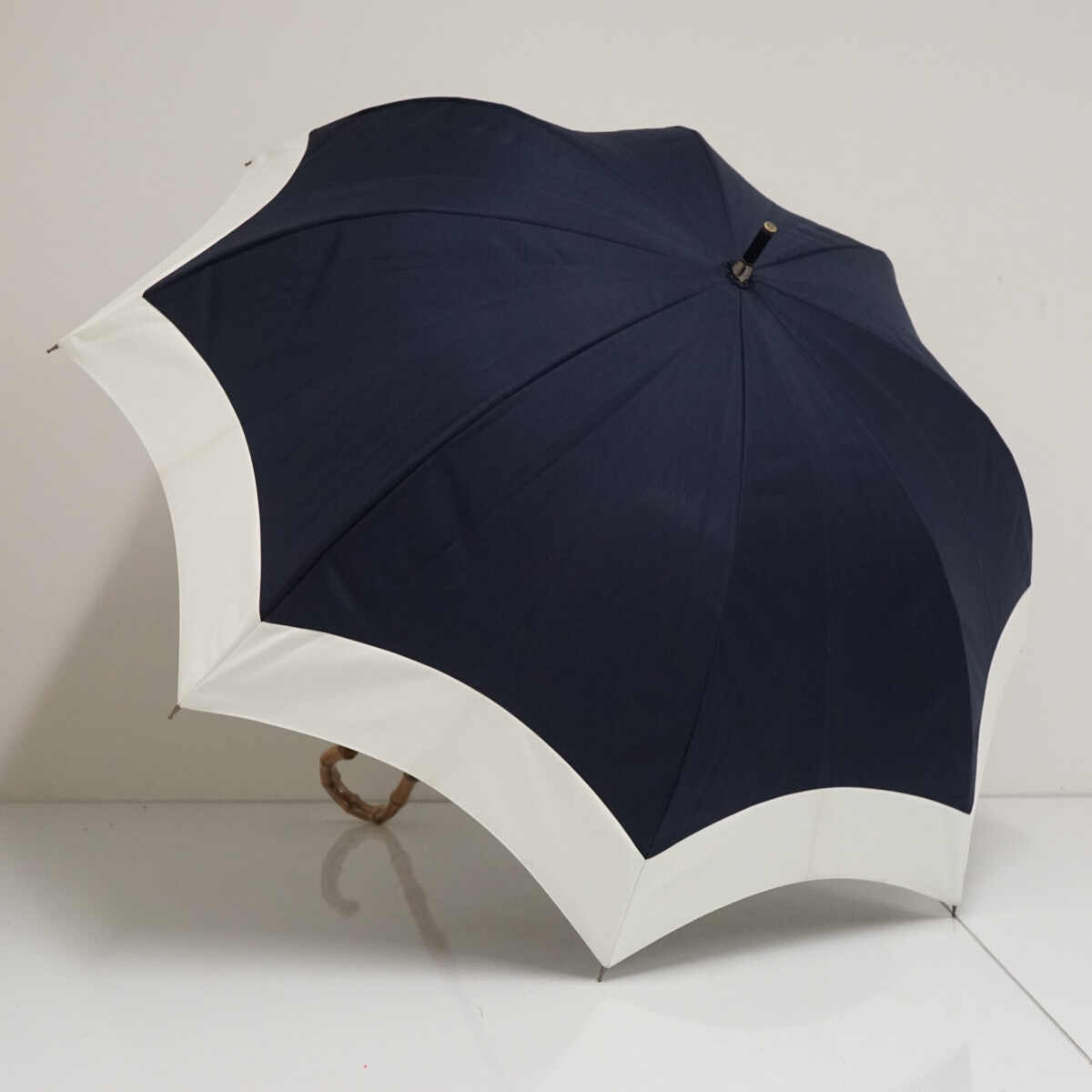 完全遮光折日傘 芦屋ロサブラン USED品 ミドルサイズ コンビアーチ ネイビー×ホワイト 寒竹手元 UV 遮熱 55cm S3636