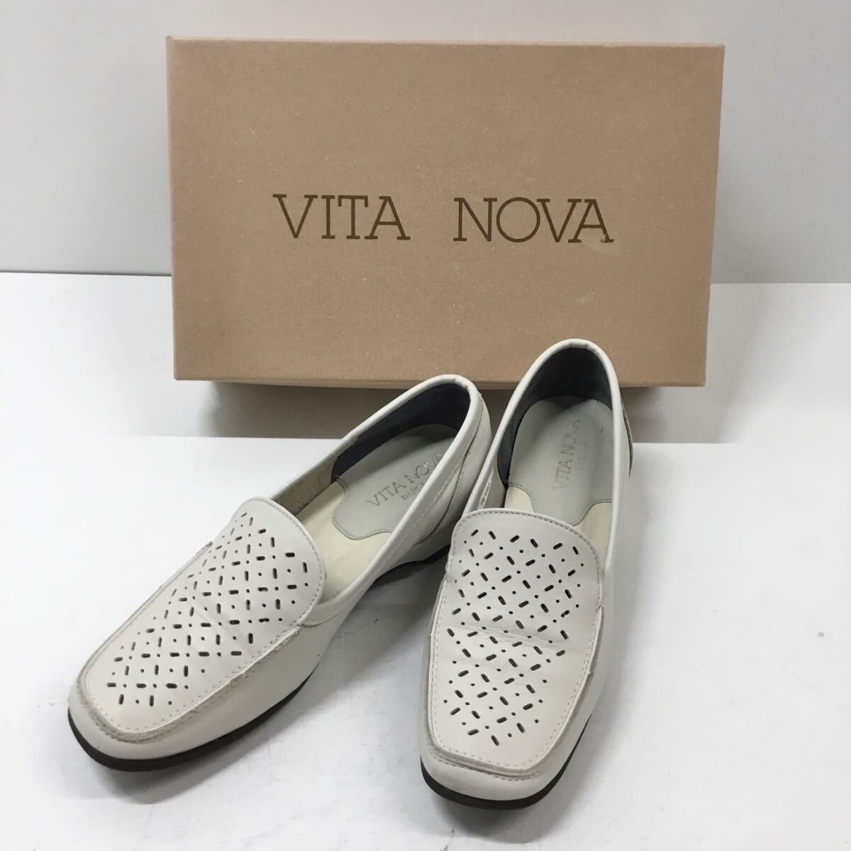 VITA NOVA ヴィタノーヴァ モカシン パンチングデザイン コンフォートローファー VN 07-8551 アイボリー系 日本製 軽量 レディース 22cm