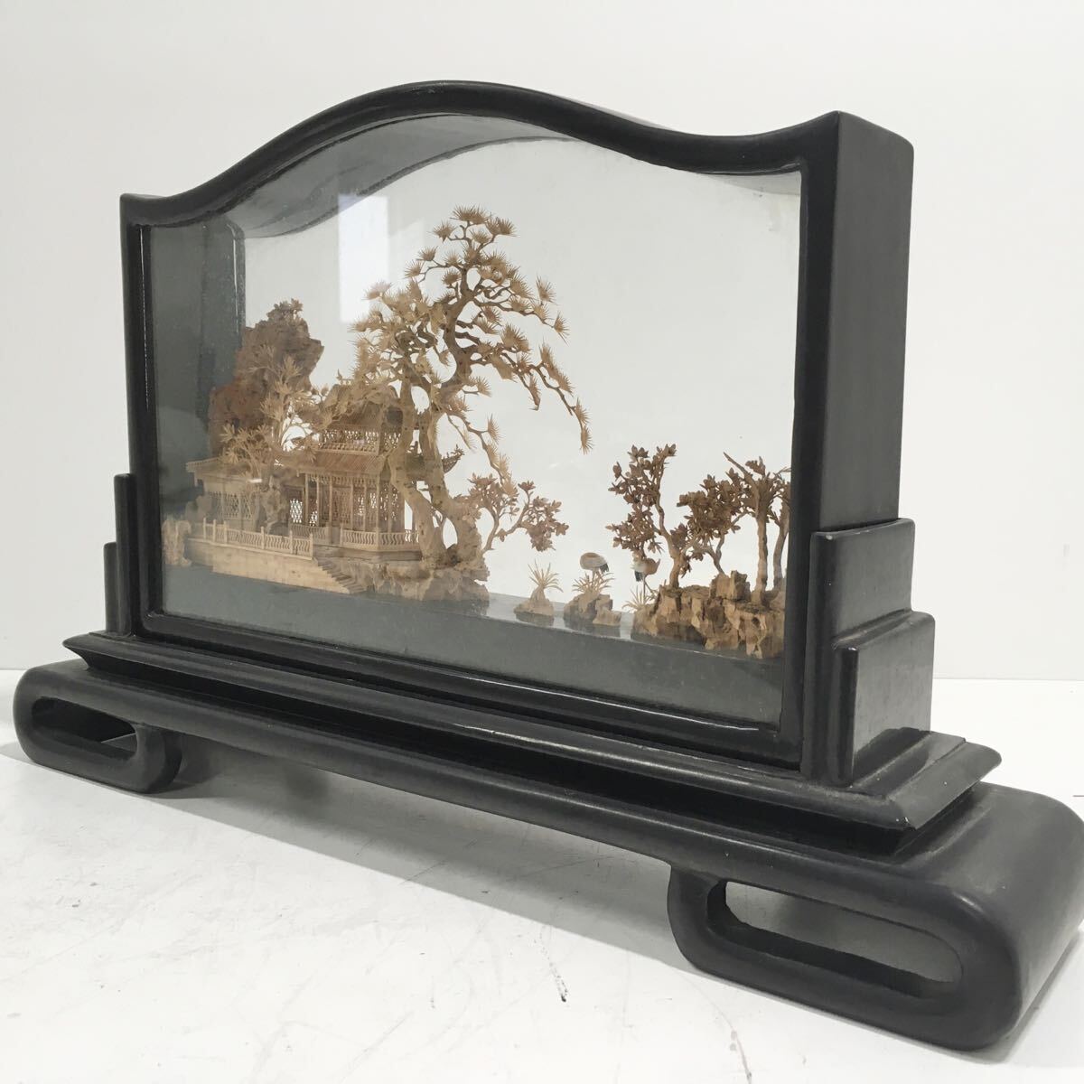 大型 中国製 手作り コルク材 ジオラマ 全長約42cm【枠含】 置物 コルク細工 中国美術 工芸品 彫刻 インテリア ガラスケース入 細密彫刻