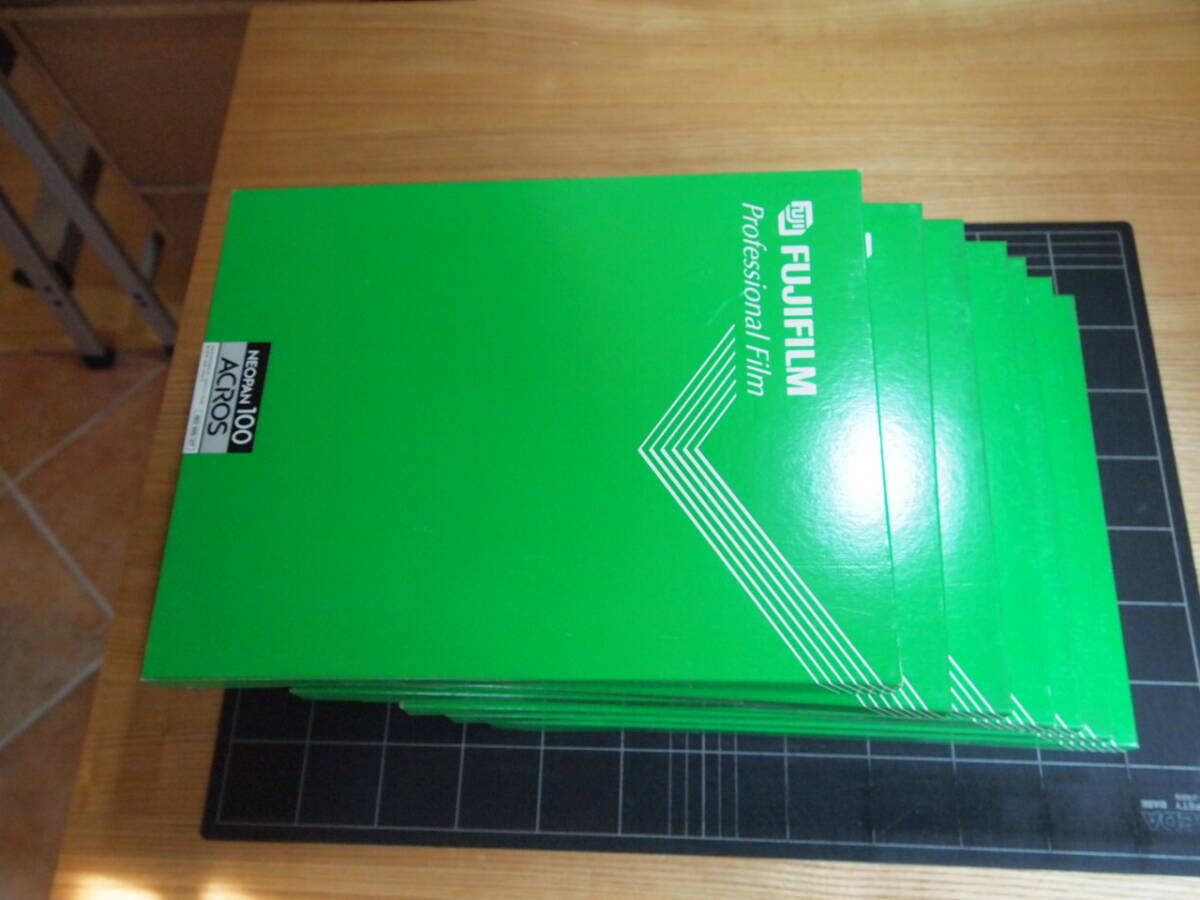 モノクロフィルム　アクロス　１１ｘ１４　１０枚入りｘ７箱　期限切れ　保証なし