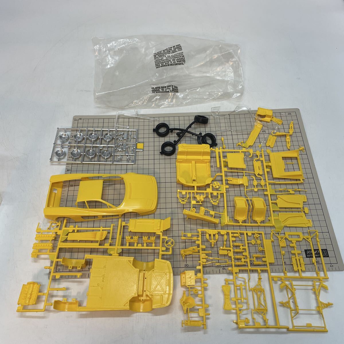 12369【ジャンク 未検品】MONOGRAM モノグラム 1/24 フェラーリ テスタロッサ プラモデル エキゾチックカーシリーズ イエロー
