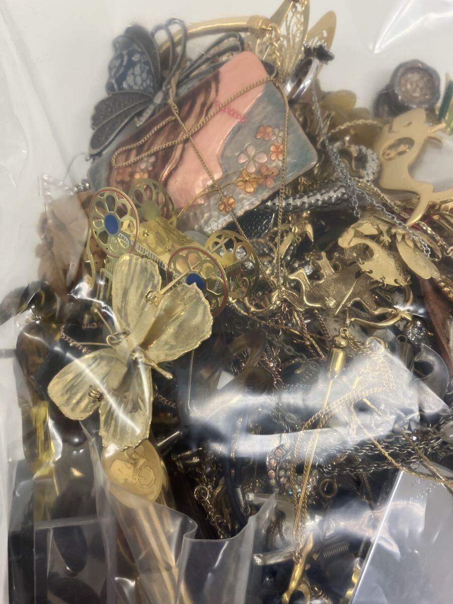 【Z1498-n】 アクセサリー　動物　重量約3キロ　 ネックレス ブレスレット リング メッキ ゴールド イヤリング カフス ブローチ等 未検品